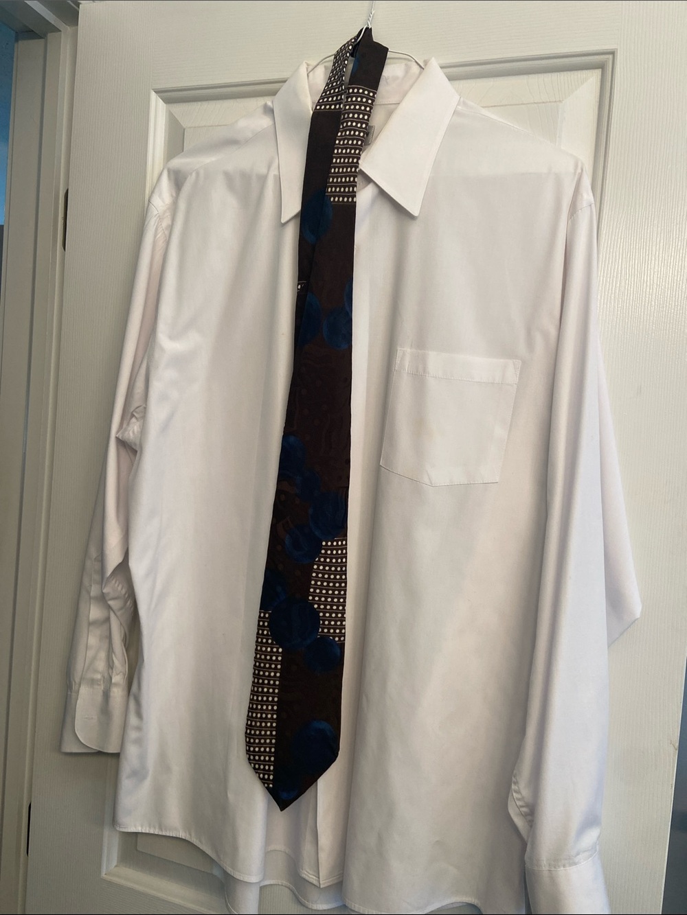 Men's Classic White Dress Shirt with Point Collar and tie